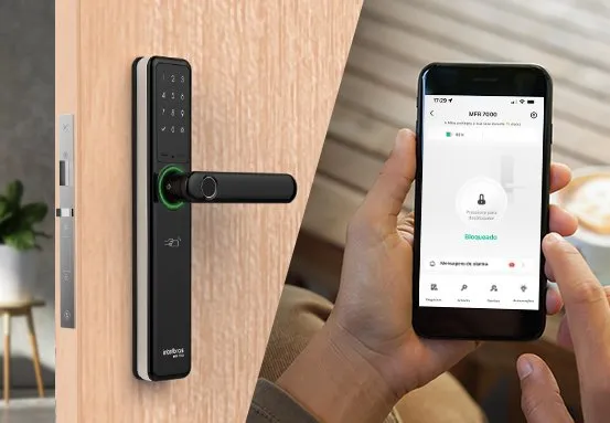 Pessoa a abrir a porta de casa remotamente com o telemóvel